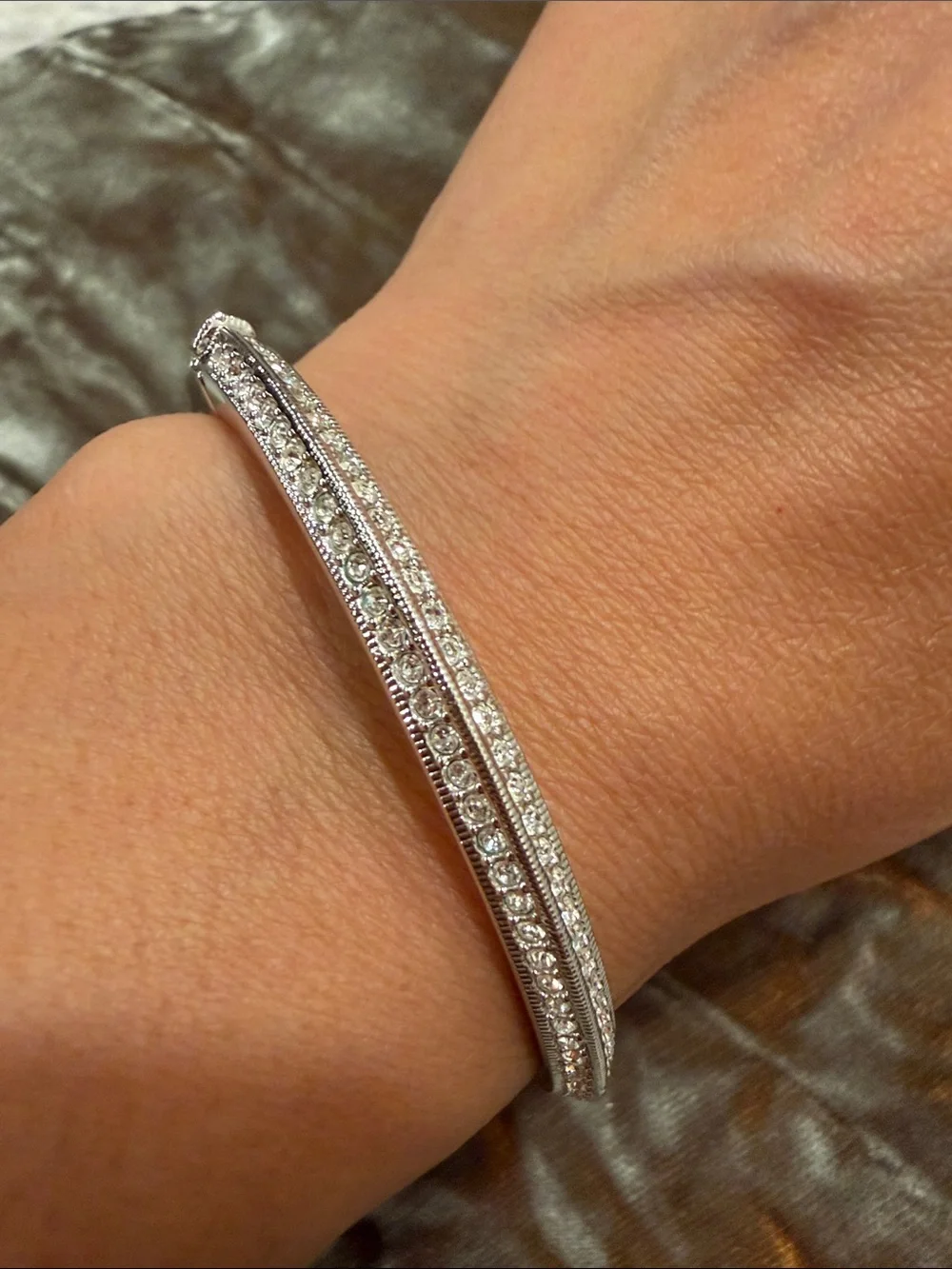 Silver Tone Clear Rhinestone Hinged Bangle Bracelet 24g-1070